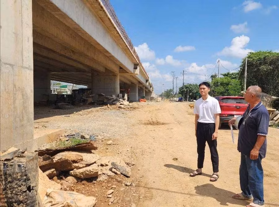 Ông Nguyễn Hữu Hưng (bên phải) bàn giao đất, nhà cửa để làm cầu vượt trên tuyến cao tốc Khánh Hòa - Buôn Ma Thuột, nhưng 2 năm nay chưa được tái định cư