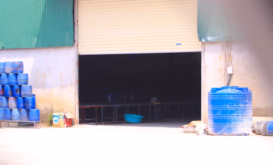 Ghi nhận của PV, ngày 21/4 tại cơ sở sản xuất giá đỗ ở phường Trung Đô có một số nhân viên đang dọn dẹp. Xung quanh vẫn còn nhiều giá, thùng nhựa, dụng cụ để phục vụ sản xuất giá đỗ.