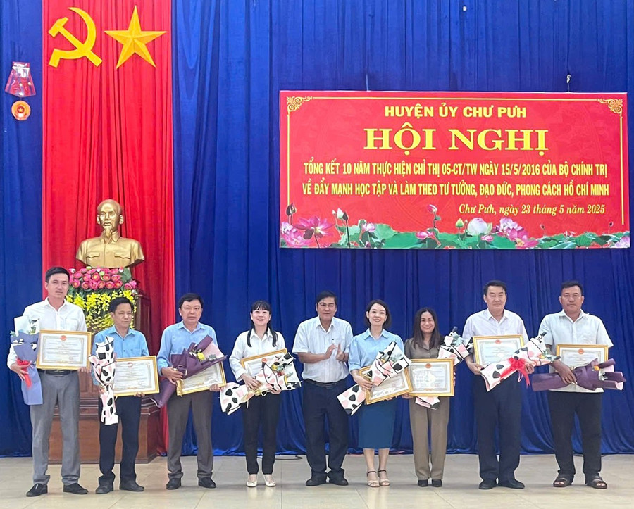 Presenting certificates of merit from the Chairman of the People's Committee of Chu Puh district to 8 collectives with outstanding achievements in 10 years of implementing Directive 05 of the Politburo on Promoting the study and following of Ho Chi Minh's ideology, morality and lifestyle. Photo: Q.T tang-giay-khen-cua-chu-tich-ubnd-huyen-cho-8-tap-the-co-thanh-tich-xuat-sac-trong-10-nam-thuc-hien-chi-thi-05-cua-bo-chinh-tri-ve-day-manh-viec-hoc-tap-va-lam-theo-tu-tuong-dao-duc-phong-cach-ho-chi.jpg