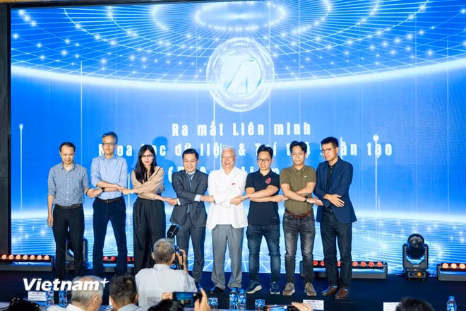 VnEconomy cũng chính thức công bố thành lập Liên minh Dữ liệu và Trí tuệ nhân tạo. (Ảnh: Minh Sơn/Vietnam+)
