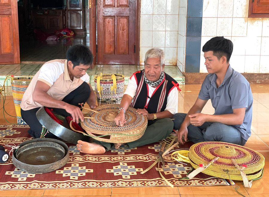 Ở tuổi 80, già Hyai vẫn say mê với nghề “đan áo” cho cồng chiêng và truyền dạy cho thế hệ trẻ. Ảnh: P.D