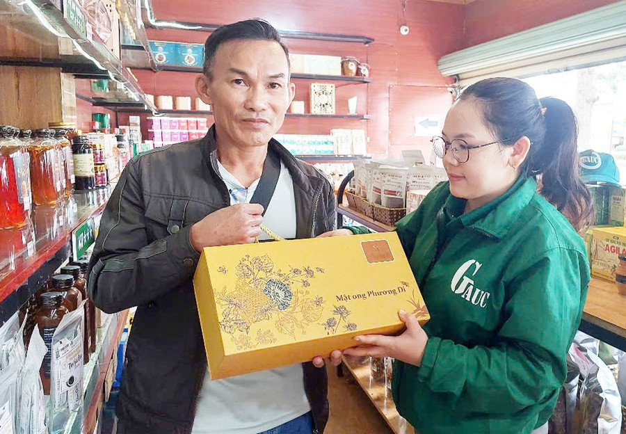 Phuong Di Bee Honey Cooperative (ទីក្រុង Pleiku) វិនិយោគលើការរចនាផលិតផលទឹកឃ្មុំដែលសម្រេចបាន OCOP ផ្កាយ 5 ។ រូបថត៖ N.H 1-1512.jpg