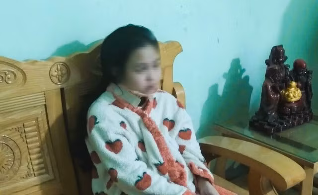 Nữ sinh L.V.G.N. hiện sức khỏe đã có tiến triển, thế nhưng vẫn phải đeo thiết bị bảo vệ cổ. Ảnh gia đình cung cấp