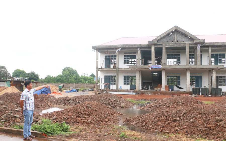 Hiện công trình xây dựng dãy phòng học của Trường Tiểu học Nguyễn Thị Minh Khai (thị trấn Nhơn Hòa, huyện Chư Pưh) chỉ đạt khoảng 70% khối lượng do giá các loại vật liệu xây dựng tăng cao và khan hiếm nguồn cung. Ảnh: Q.T hien-cong-trinh-xay-dung-day-lop-hoc-cua-truong-tieu-hoc-nguyen-thi-minh-khai-chi-dat-khoang-70-khoi-luong.jpg