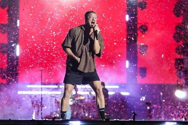 Dan Reynolds khiến fan vỡ òa khi xuất hiện trên sân khấu