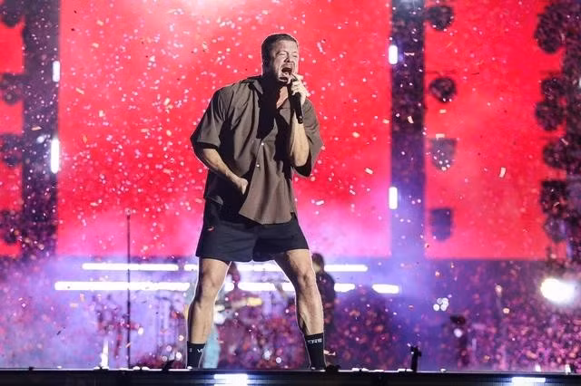 Dan Reynolds khiến fan vỡ òa khi xuất hiện trên sân khấu