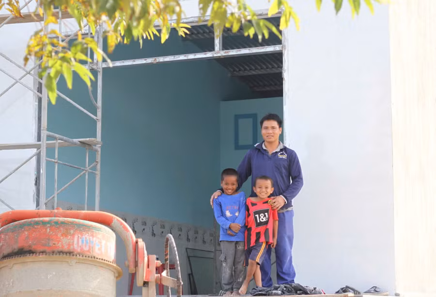 gia-dinh-ong-dinh-choay-lang-bung-bang-hven-vui-mung-ben-can-nha-dang-xay-moi-anh-lac-ha.jpg