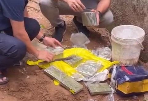 13 bánh heroin thu giữ tại nơi cất giấu của các đối tượng 13 bánh heroin thu giữ tại nơi cất giấu của các đối tượng