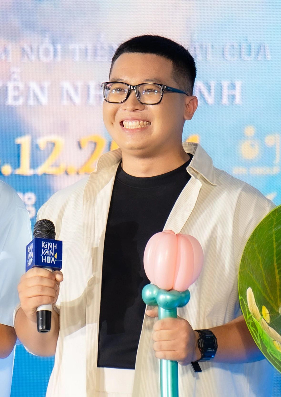 Nhật Linh tự thấy mình “có một mùa hè diệu kỳ” khi đóng phim Kính vạn hoa. Trên sân khấu, anh bày tỏ sự biết ơn đến đạo diễn Võ Thanh Hòa khi tin tưởng giao vai diễn Tiểu Long cho mình