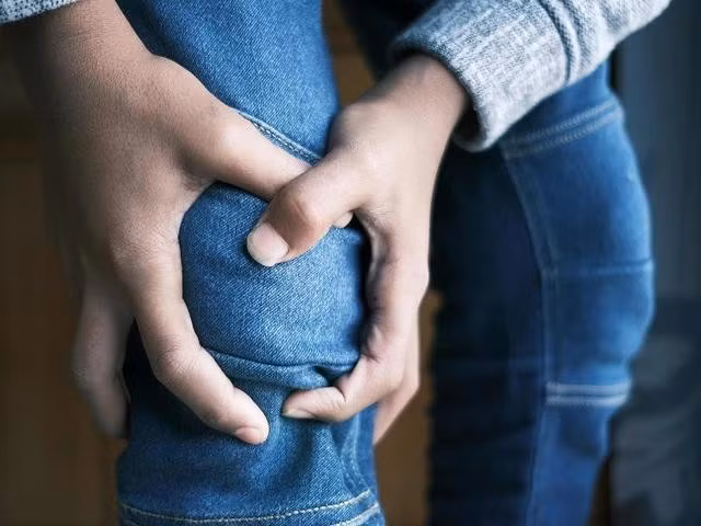 Sưng và đau là triệu chứng thường gặp của ung thư xương