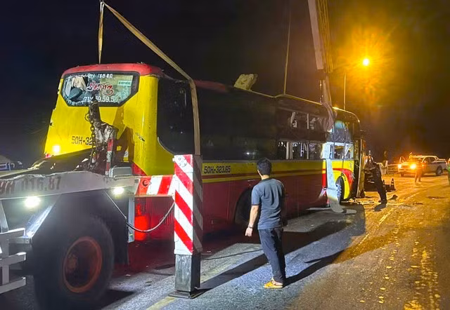 Chiếc xe khách được kéo lên khỏi vực đèo Bảo Lộc vào rạng sáng 31-3.