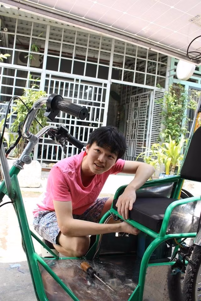 Trở về Việt Nam sau những quãng nghỉ học bên Mỹ, Đức Tài lại vùi đầu vào dự án chế tạo xe 3 bánh điện tặng người khuyết tật