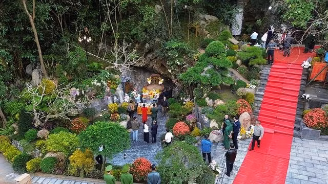 Các hài cốt vừa được tìm thấy được an táng ở cửa Hang Tám Cô