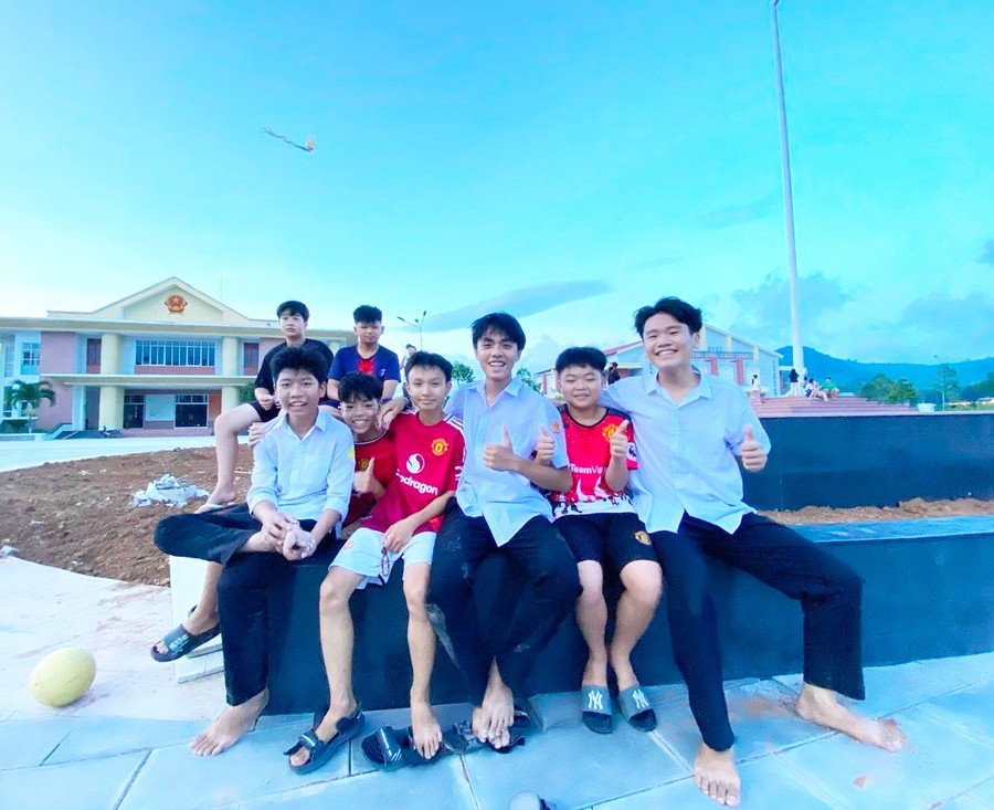 Em Nguyễn Ngọc Tiến (thứ 3 bên phải học lớp 8 E, Trường THCS Lê Hồng Phong) cùng các bạn vui chơi, đá bóng tại Quảng trường 23-3 sau những giờ học tập. Ảnh: N.M em-nguyen-ngoc-tien-thu-3-ben-phai-hoc-lop-8-e-truong-thcs-le-hong-phong-cung-cac-ban-vui-choi-da-bong-tai-quang-truong-23-3-sau-nhung-gio-hoc-tap-anh-ngoc-minh.jpg