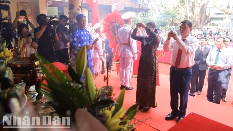 Các đồng chí lãnh đạo tỉnh Đắk Lắk dâng hương tưởng nhớ các Vua Hùng.