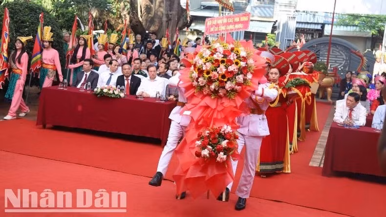 Dâng hoa, lễ vật cúng tiến các Vua Hùng.