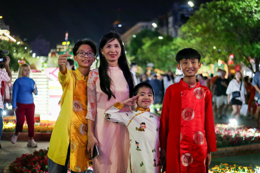 Tết năm nay, TP.HCM bắn pháo hoa 15 điểm. Đây là số điểm bắn pháo hoa kỷ lục trong dịp Tết Nguyên đán tại TP.HCM, bố trí ở TP.Thủ Đức, 5 huyện: Bình Chánh, Củ Chi, Hóc Môn, Nhà Bè, Cần Giờ và 5 quận: 7, 8, 11, 12 và Gò Vấp.