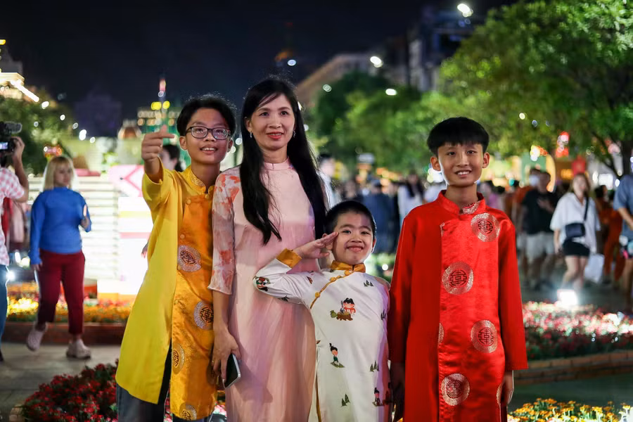 Tết năm nay, TP.HCM bắn pháo hoa 15 điểm. Đây là số điểm bắn pháo hoa kỷ lục trong dịp Tết Nguyên đán tại TP.HCM, bố trí ở TP.Thủ Đức, 5 huyện: Bình Chánh, Củ Chi, Hóc Môn, Nhà Bè, Cần Giờ và 5 quận: 7, 8, 11, 12 và Gò Vấp.