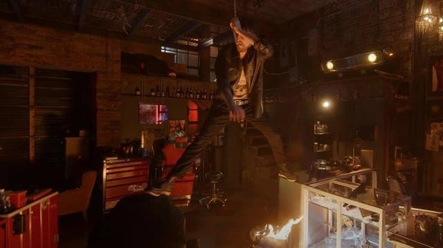 Phim Final Destination: Bloodlines của các đạo diễn Zach Lipovsky và Adam Stein, phần thứ 6 của sê ri Final Destination, vừa tung trailer giật gân hé lộ cái chết của một nhân vật không rõ tên. Các nhà sản xuất mô tả nội dung của phần phim mới kể về một gia đình đang bị đe dọa mạng sống, họ tìm mọi cách để chống lại số phận. Đây là sê ri đầu tư không cao nhưng sinh lời khá (phần 5 ra mắt năm 2011 thu trên 157,8 triệu USD trong khi kinh phí sản xuất 40 triệu USD). Final Destination: Bloodlines dự kiến ra rạp ngày 16.5