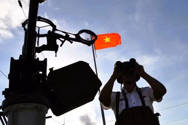 Bộ đội Tiểu đoàn nhà giàn DK1 (Vùng 2 hải quân) trực sẵn sàng chiến đấu với súng máy 12,7 mm