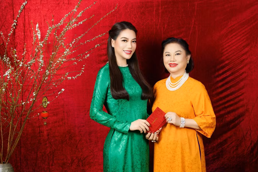 Trong bộ ảnh mới, nữ diễn viên diện áo dài truyền thống, tươi cười rạng rỡ bên cạnh con gái xinh xắn, mẹ cùng đại gia đình. Các thành viên hân hoan, rạng rỡ, chào đón một năm mới sung túc. Bộ ảnh vừa có không khí ấm cúng của mùa đoàn viên, đậm chất truyền thống nhưng cũng không kém phần hiện đại. Ảnh: NVCC