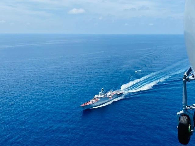 Tàu hộ vệ tên lửa 016 - Quang Trung và máy bay săn ngầm Ka-28 tìm diệt mục tiêu dưới mặt nước (hình chụp từ máy bay săn ngầm Ka-28)