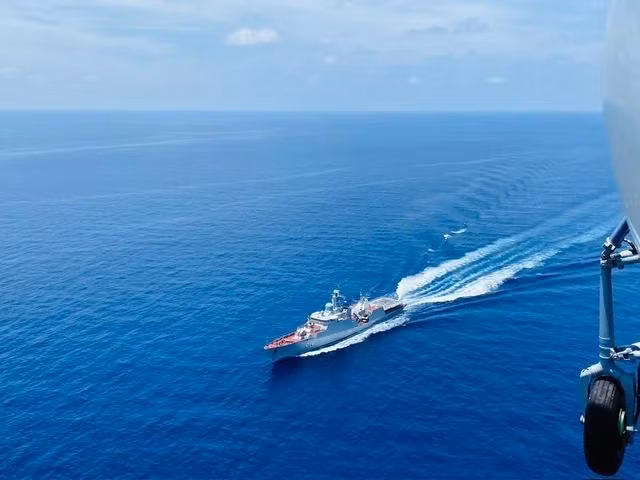 Tàu hộ vệ tên lửa 016 - Quang Trung và máy bay săn ngầm Ka-28 tìm diệt mục tiêu dưới mặt nước (hình chụp từ máy bay săn ngầm Ka-28)