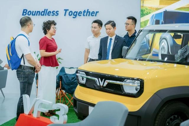 Khách hàng được tư vấn và trải nghiệm thực tế hai mẫu xe điện VinFast VF 3 và VF 5 tại sự kiện Khách hàng được tư vấn và trải nghiệm thực tế hai mẫu xe điện VinFast VF 3 và VF 5 tại sự kiện