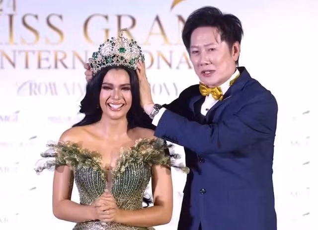 Ông Nawat trao lại vương miện Hoa hậu Hòa bình Quốc tế cho Christine Juliane Opiaza