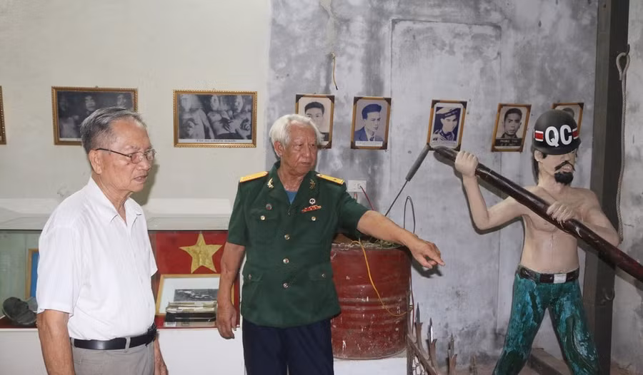 Ông Lâm Văn Bảng (mặc quân phục) và ông Nguyễn Đình Quốc, nguyện dành nốt quãng đời còn lại gìn giữ Bảo tàng Chiến sĩ cách mạng bị địch bắt và tù đày