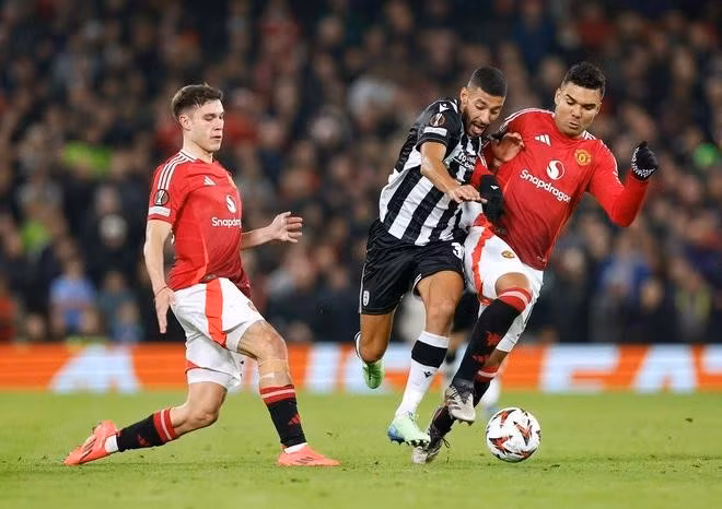 M.U (áo đỏ) thể hiện sự nhạt nhòa trong hiệp 1 trước PAOK