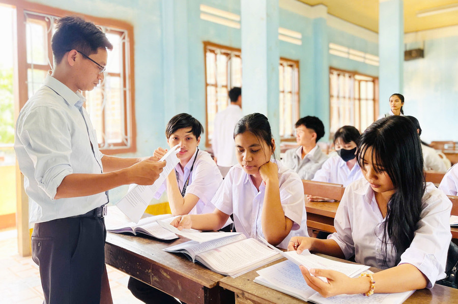 Giáo viên Trung tâm Giáo dục thường xuyên tỉnh tập trung rèn luyện cho học viên các kỹ năng làm bài thi. Ảnh: T.D trung-tam-giao-duc-thuong-xuyen-tinh-ren-luyen-cho-hoc-vien-cac-ky-nang-lam-bai-thi-anh-td.jpg