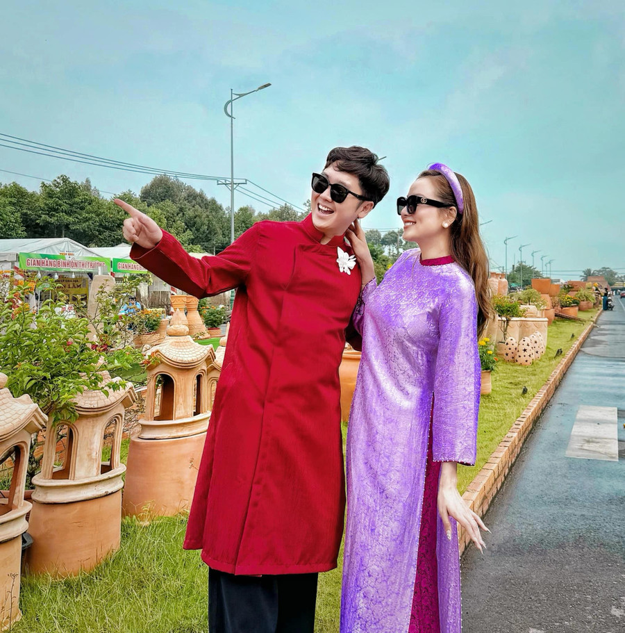 Sau quãng thời gian sống ở xứ người, Diễm Hương đưa chồng về Việt Nam đón tết. Người đẹp 9X chia sẻ khoảnh khắc tình cảm bên người bạn đời, đồng thời viết: “Thế là chúng ta đã bước vào ngày đầu năm Ất Tỵ, Hương có linh cảm rằng năm nay sẽ là một năm thế giới khởi sắc, nhà nhà ấm no và tất cả chúng ta sẽ rất may mắn”