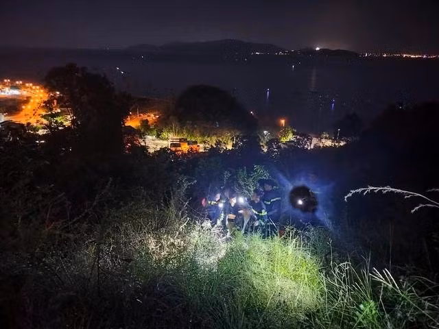 Lực lượng cứu nạn, cứu hộ tiếp cận hai du khách bị lạc trên núi Cô Tiên