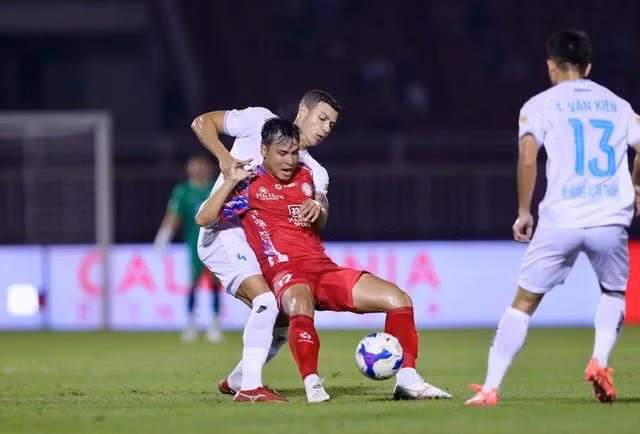 CLB Nam Định (áo rắng) dần tìm lại được phong độ