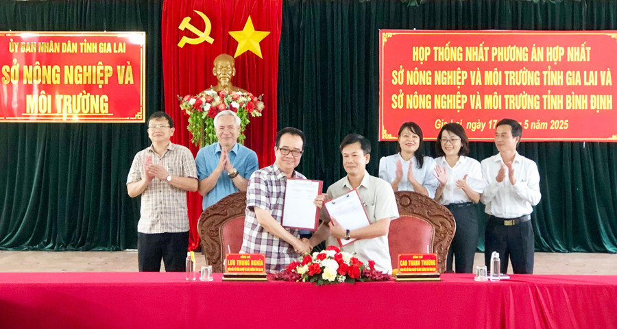 Lãnh đạo Sở Nông nghiệp và Môi trường 2 tỉnh Gia Lai và Bình Định ký kết sau cuộc họp thống nhất phương án hợp nhất. Ảnh: Lê Nam anh-trang-1.jpg
