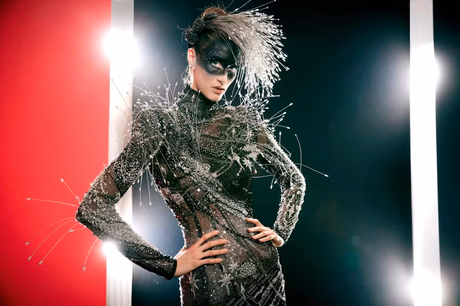 Một trong những thiết kế của Julien Fournié vừa được trình diễn tại Théâtre Mogador (Paris) trong khuôn khổ Tuần lễ Thời trang cao cấp Paris Haute Couture. (Ảnh: BTC)