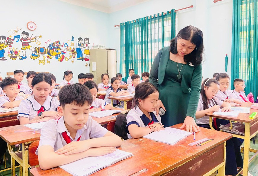 Thủ tướng ban hành chỉ thị về dạy học 2 buổi/ngày. Ảnh: T.D co-truong-thi-loan-giao-vien-truong-tieu-hoc-le-quy-don-cho-rang-su-phoi-hop-tu-phia-phu-huynh-de-dong-hanh-voi-cac-con-trong-hoc-tap-la-rat-can-thie.jpg