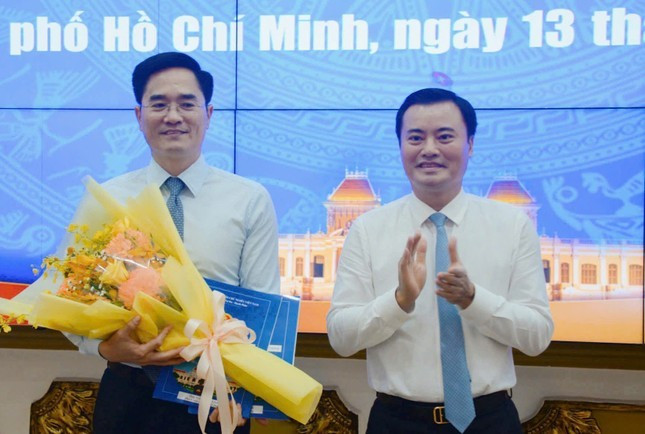 Ông Bùi Xuân Cường trao quyết định bổ nhiệm cho ông Trần Quang Lâm (bên trái). Ảnh: H.K Ông Bùi Xuân Cường trao quyết định bổ nhiệm cho ông Trần Quang Lâm (bên trái). Ảnh: H.K