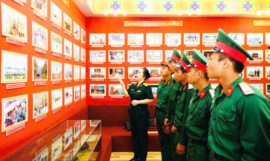 Chiến sĩ Sư đoàn 320 được giới thiệu câu chuyện lịch sử qua mô hình “Mỗi tháng một câu chuyện lịch sử đơn vị”. Ảnh: P.D 1-4972.jpg