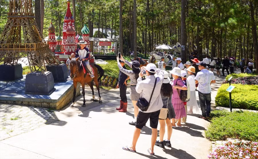 Du khách trải nghiệm cưỡi ngựa trong Khu du lịch Thung lũng tình yêu, TP Đà Lạt. Ảnh: ĐOÀN KIÊN