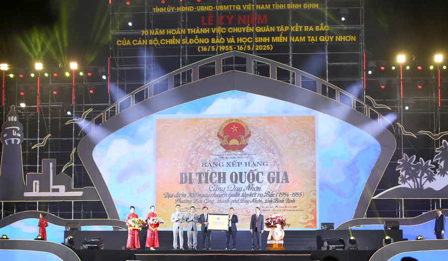 Lãnh đạo Bộ VH-TT&DL trao Bằng Di tích quốc gia “Cảng Quy Nhơn - Địa điểm 300 ngày chuyển quân tập kết ra Bắc” cho lãnh đạo TP Quy Nhơn. Ảnh: Trương Định Lãnh đạo Bộ VH-TT&DL trao Bằng Di tích quốc gia “Cảng Quy Nhơn - Địa điểm 300 ngày chuyển quân tập kết ra Bắc” cho lãnh đạo TP Quy Nhơn. Ảnh: Trương Định