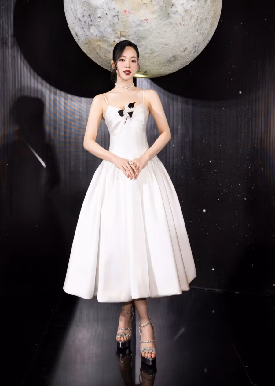 Trịnh Thùy Linh diện váy hai dây xòe nữ tính. Á hậu Việt Nam 2022 chọn lối trang điểm sang trọng khi dự thảm đen.