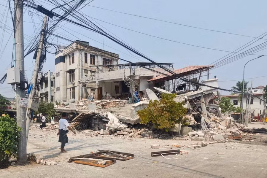 Tòa nhà bị hư hại sau trận động đất tại Mandalay, Myanmar ngày 28/3/2025. Ảnh: THX/TTXVN