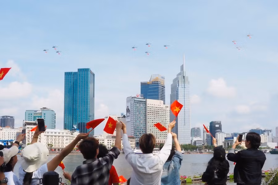 Người dân TPHCM háo hức xem biên đội trực thăng của Quân chủng Phòng không - Không quân biểu diễn. Ảnh: HOÀNG HÙNG