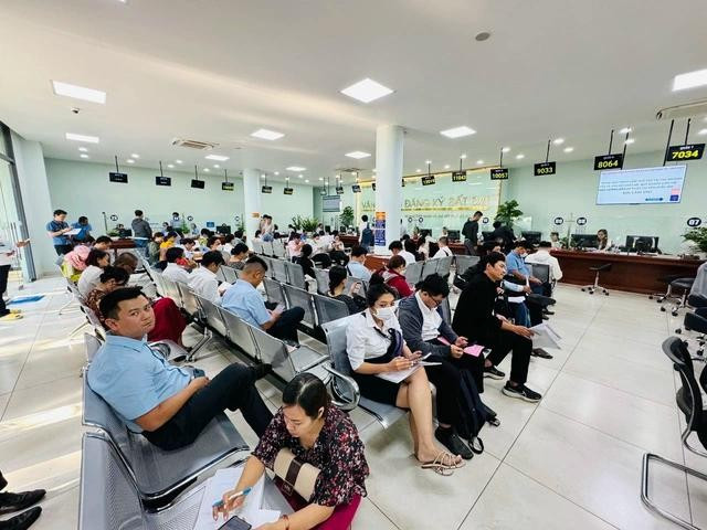 Người dân đi làm hồ sơ đất đai Người dân đi làm hồ sơ đất đai