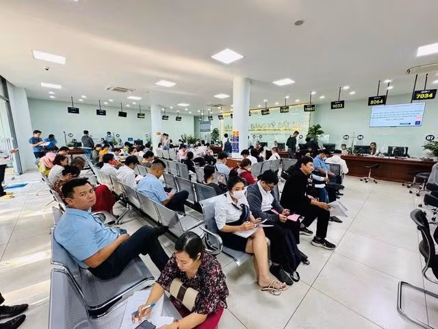 Người dân đi làm hồ sơ đất đai