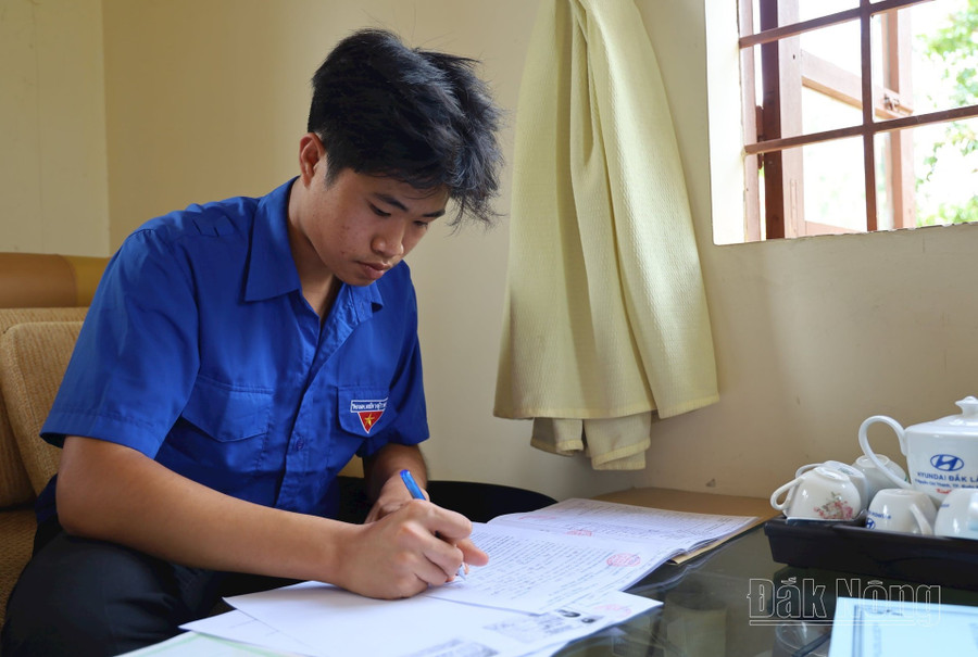 Em Chu Tuấn Hạnh, học sinh lớp 9 Trường THCS Nguyễn Bỉnh Khiêm (TP. Gia Nghĩa) điền thông tin đăng ký dự thi tuyển sinh lớp 10 Em Chu Tuấn Hạnh, học sinh lớp 9 Trường THCS Nguyễn Bỉnh Khiêm (TP. Gia Nghĩa) điền thông tin đăng ký dự thi tuyển sinh lớp 10