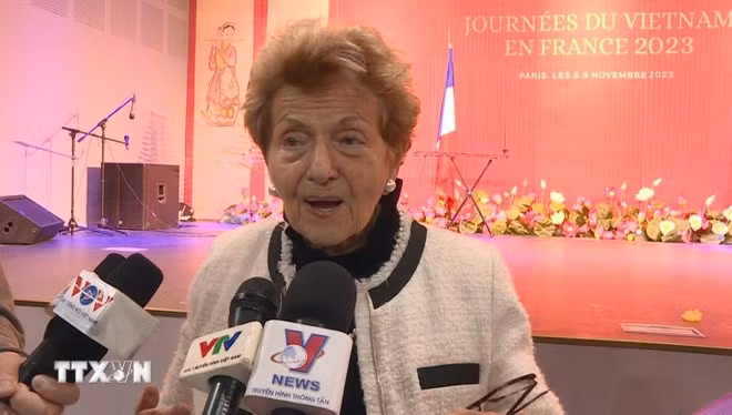 Bà Hélène Luc trả lời phỏng vấn báo chí Việt Nam tại Pháp. (Ảnh: Thu Hà/TTXVN)