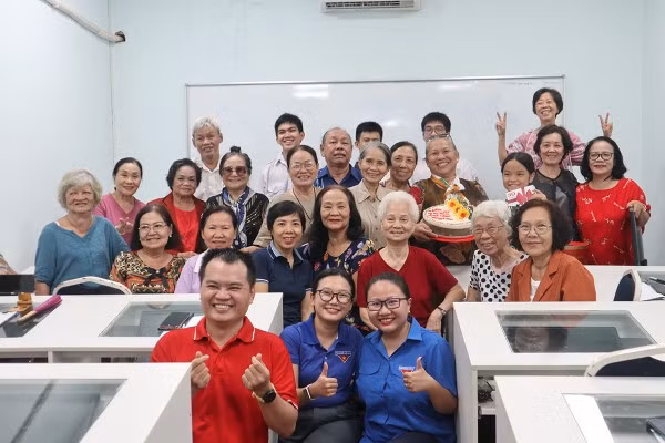 Lớp học sử dụng mạng xã hội cho người già ở Quận 1, TP Hồ Chí Minh.
